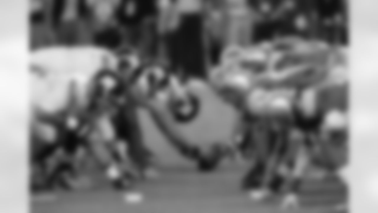 A look down the line of scrimmage as the Detroit Lions take on the New York Giants during a week 16 football game on December 22, 2013 in Detroit, Michigan (AP Photo/Evan Pinkus)