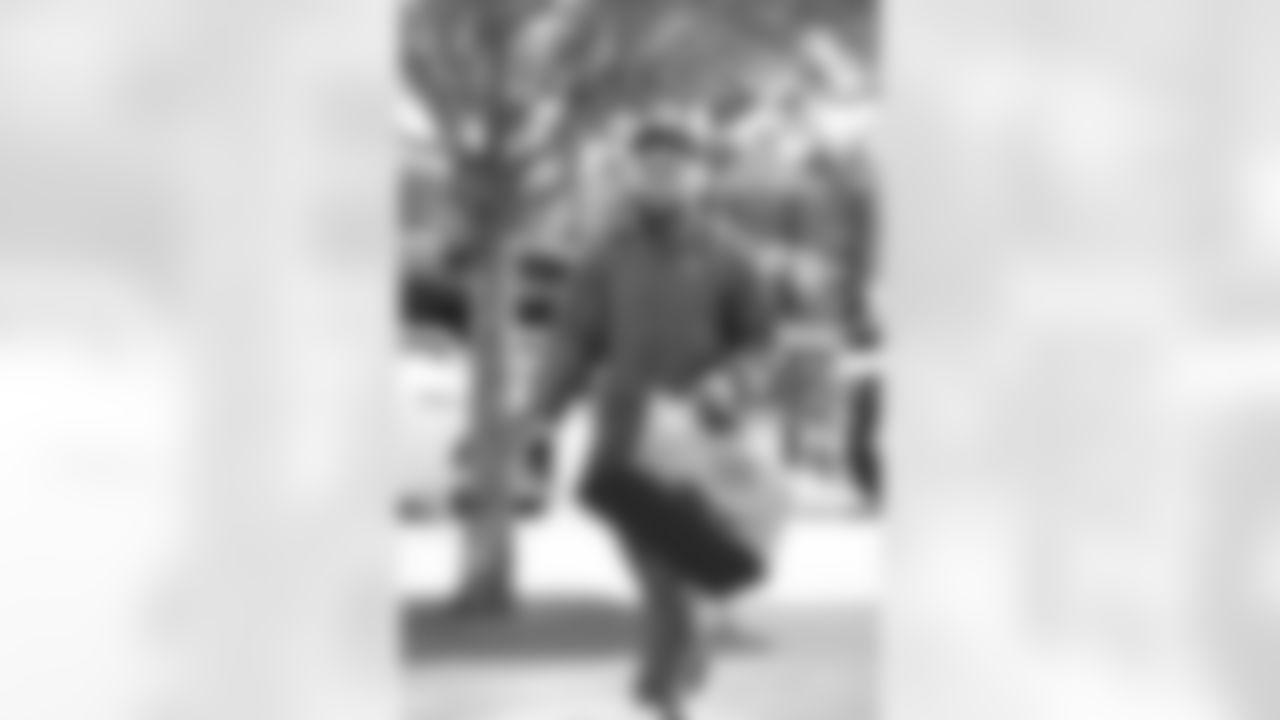 LB Oshane Ximines
