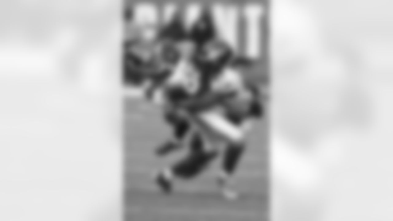 New York Giants tight end Evan Engram (88) makes catch while being covered by Philadelphia Eagles cornerback Ronald Darby (41) during a NFL football game on Sunday December 17, 2017 in East Rutherford, N.J. (Evan Pinkus via AP)
