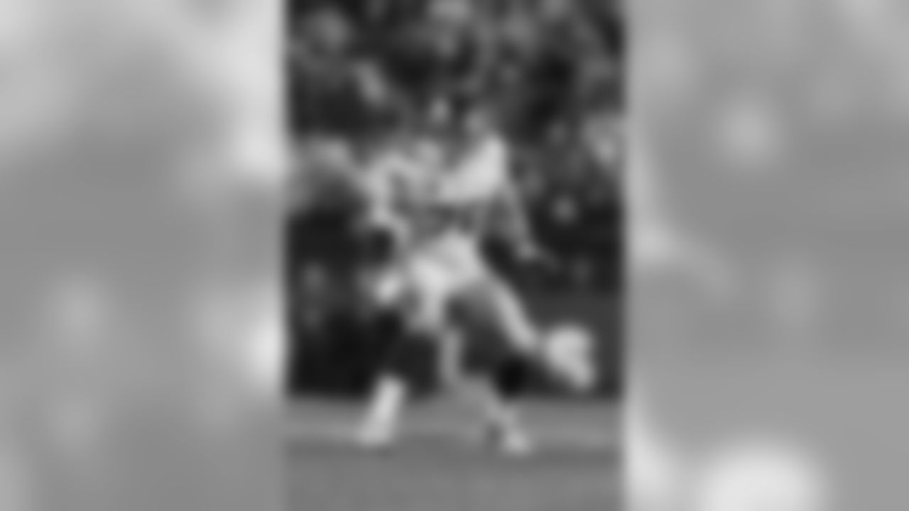 New York Giants offensive tackle Nate Solder (76) blocks during an NFL football game against the Philadelphia Eagles, Monday, Dec. 9, 2019, in Philadelphia. The Eagles defeated the Giants in overtime, 23-17. (Ryan Kang via AP)