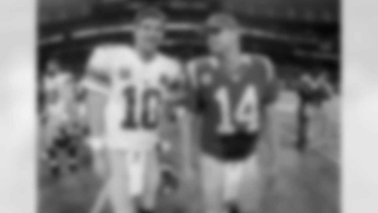 New York Giants quarterback Eli Manning and St. Louis Rams quarterback Shaun Hill talk following an NFL football game Sunday, Dec. 21, 2014, in St. Louis. The Giants won 37-27. (AP Photo/Charlie Riedel)