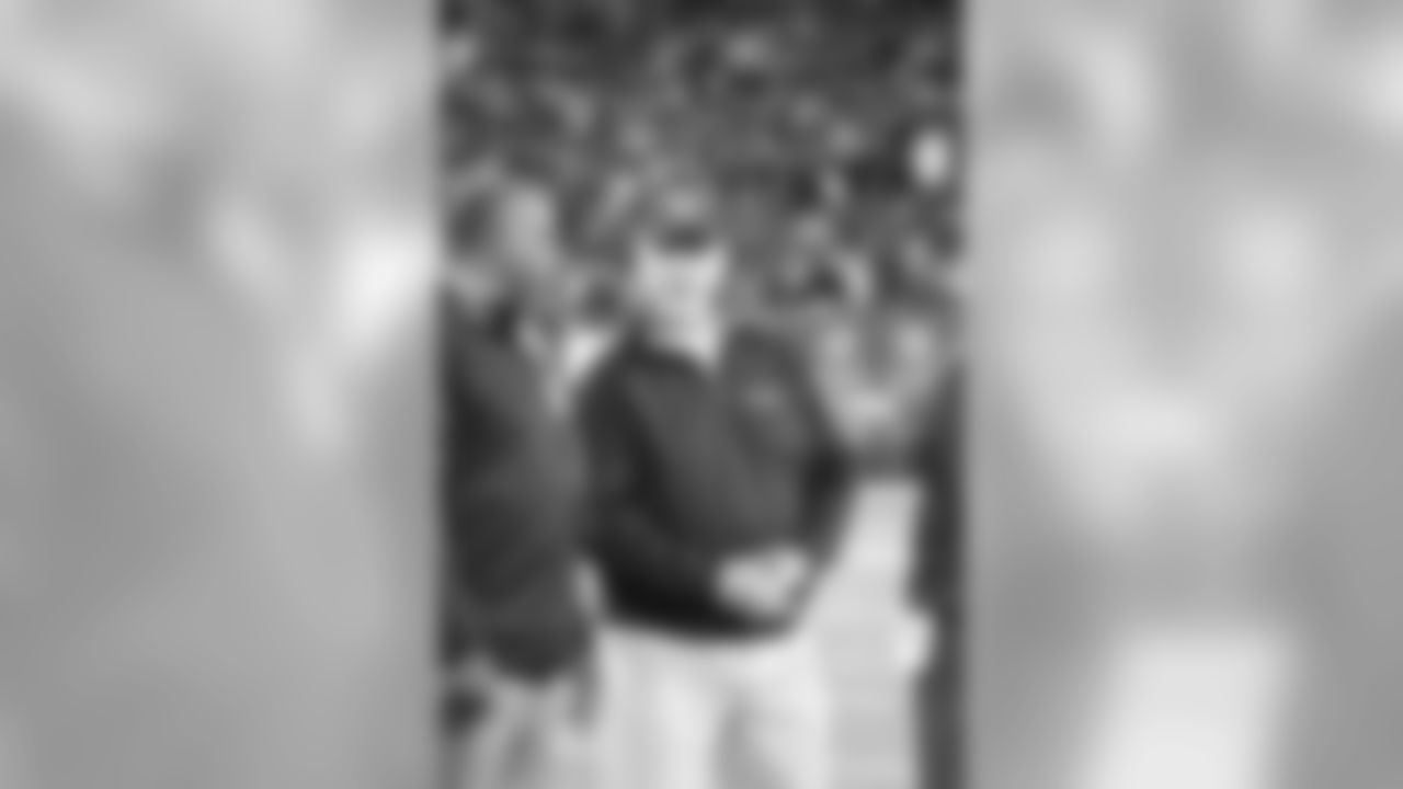 Bob Hyland takes the field during the Giants' halftime celebration honoring Michael Strahan. Hyland played guard for the Giants from 1971 to 1975.