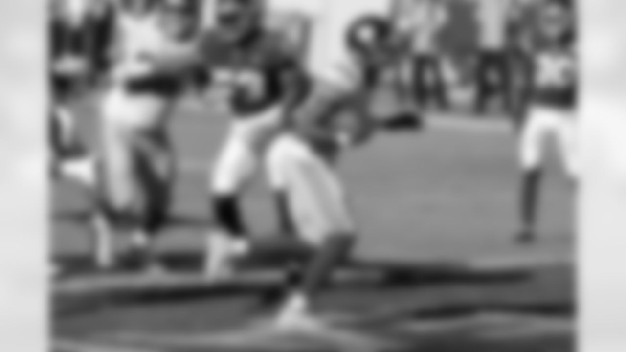 New York Giants running back Wayne Gallman (22) runs the ball during an NFL football game against the Washington Football Team on Sunday, November 8, 2020 in Landover, Maryland. (Mikey Owens/NFL)