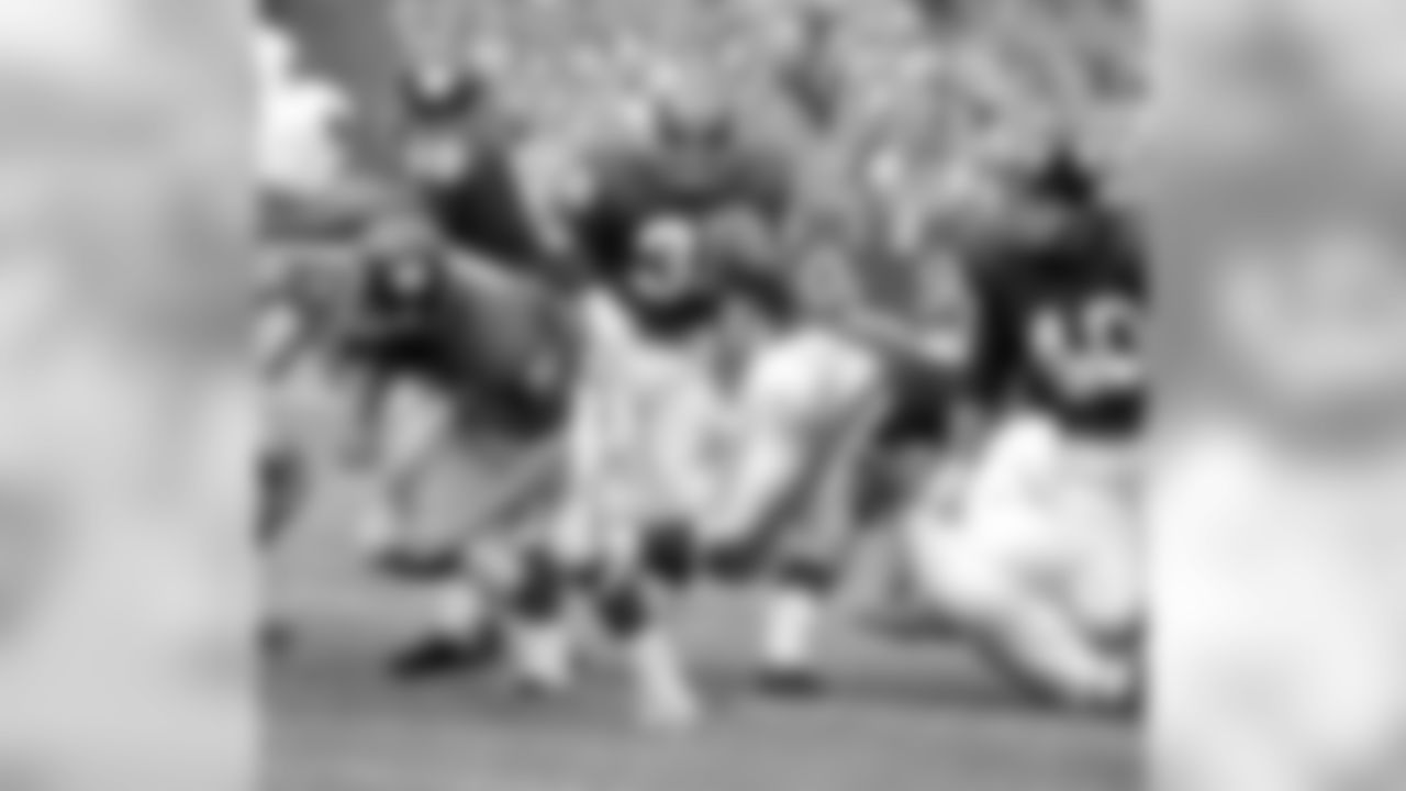 New York Giants Ron Johnson(40) during a game agains the Philadelphia Eagles on October 11, 1970 at Yankee Stadium in the Bronx, New York. The Philadelphia Eagles beat the Minnesota Vikings 30-23. Ron Johnson played for 7 season with 2 different teams and was a 2-time Pro Bowler.(David Durochik via AP)