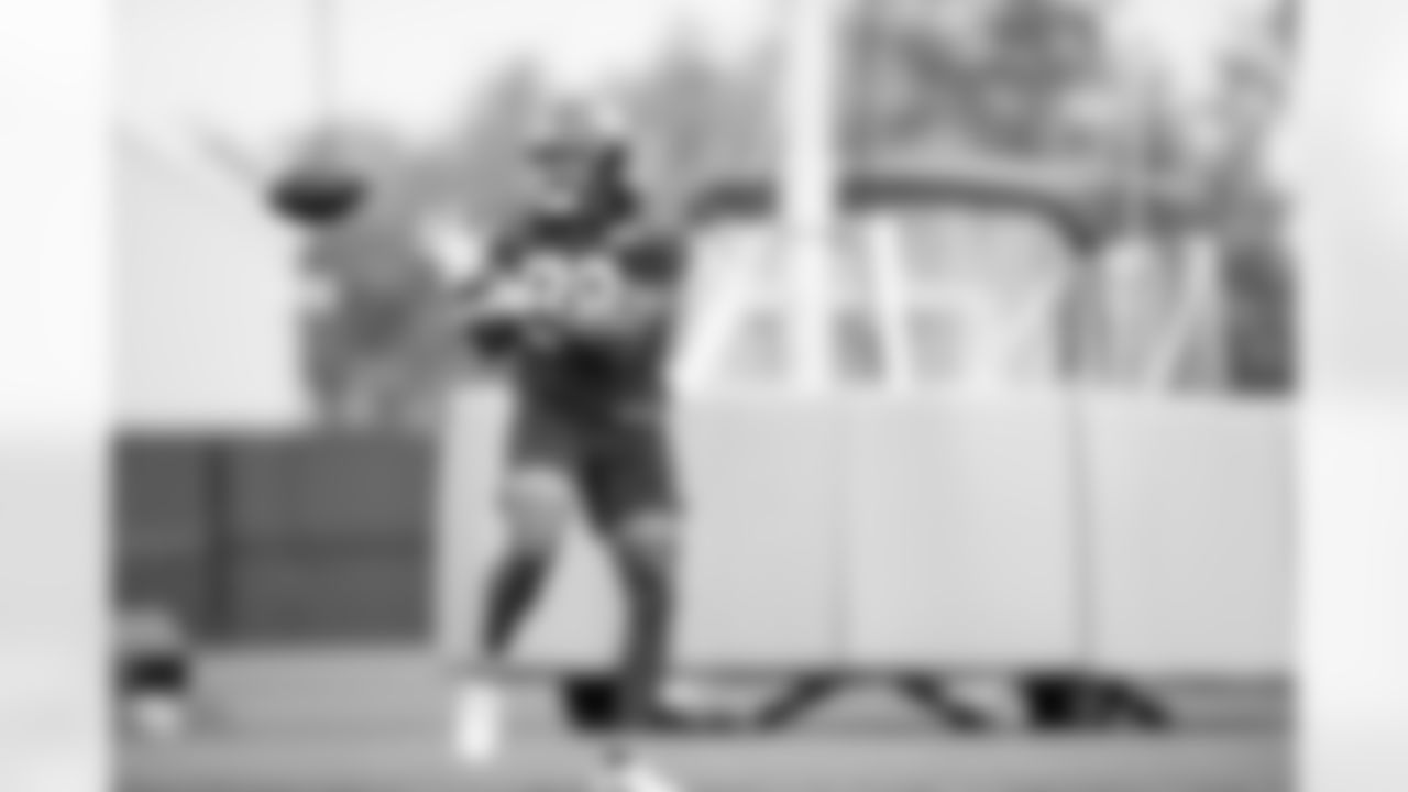 TE Jordan Akins (88)