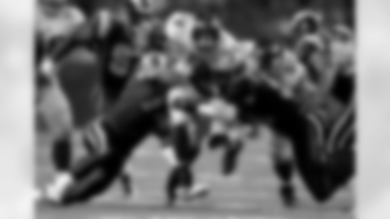 New York Giants running back Derrick Ward (34) pushes his way past St. Louis defenders, from left, La'Roi Glover (97), Chris Long (72), Will Witherspoon (51) and James Hall (96) for a 7-yard gain during the second quarter of an NFL football game Sunday, Sept. 14, 2008, in St. Louis. (AP Photo/Jeff Roberson)