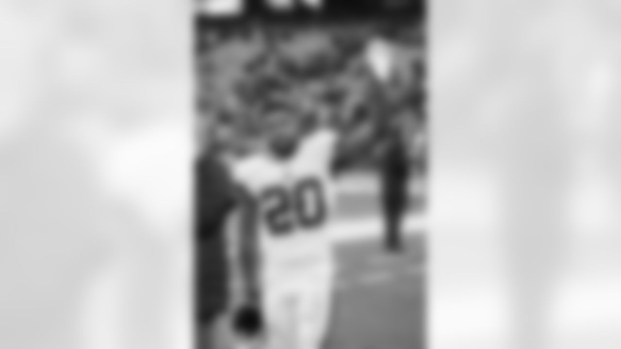 New York Giants safety Julian Love (20) waves to the fans following a week 12 football game against the Philadelphia Eagles on Sunday November 28th, 2021 in East Rutherford, New Jersey