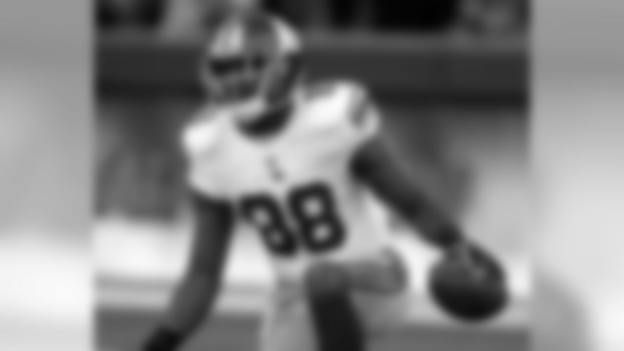 WR Hakeem Nicks celebrates in the endzone following his 46-yard touchdown catch in the first quarter