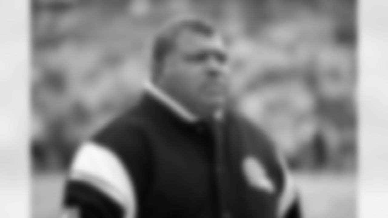 Head Coach Romeo Crennel of the Cleveland Browns before the game against the Pittsburgh Steelers at Cleveland Browns Stadium on December 24, 2005 in Cleveland, Ohio. The Steelers defeated the Browns 41-0. (AP Photo/Paul Spinelli)