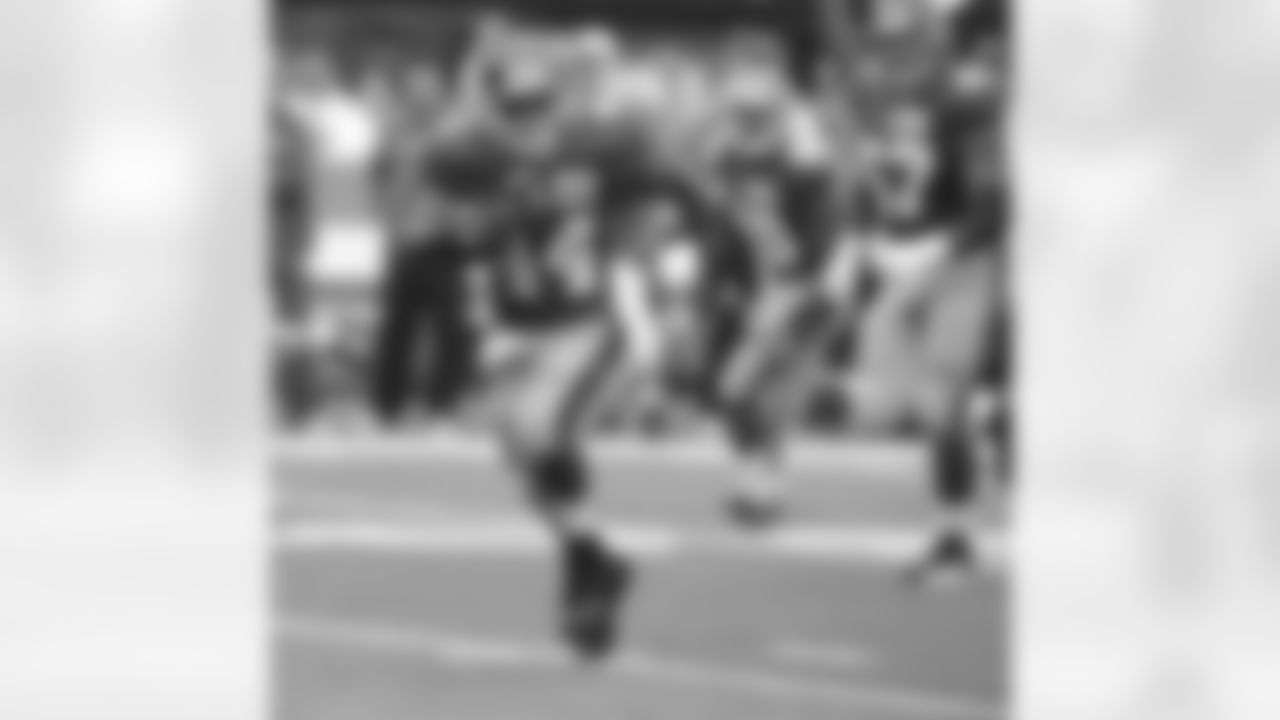 New York Giants running back Ahmad Bradshaw (44) rushes during the fourth quarter of an NFL football game against the Carolina Panthers at New Meadowlands Stadium in East Rutherford, N.J., Sunday, Sept. 12, 2010. (AP Photo/Henny Ray Abrams)