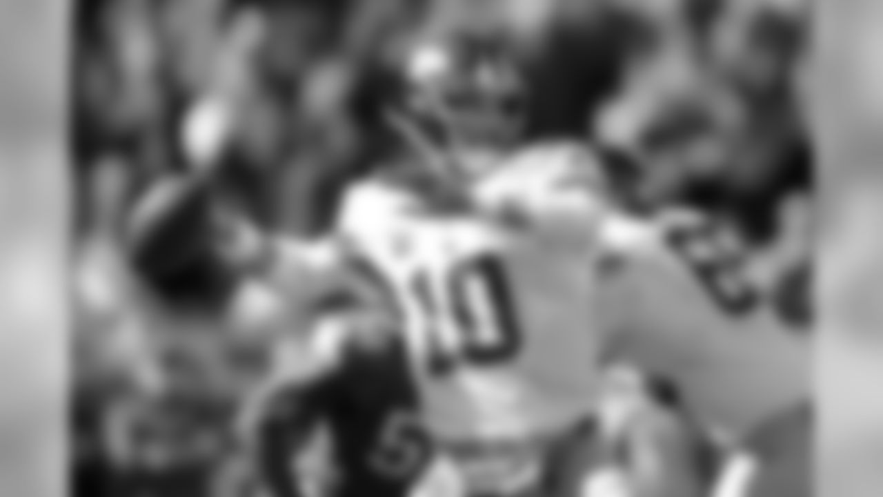 New York Giants quarterback Eli Manning (10) throws a pass during the first half of an NFL football game against the Philadelphia Eagles Sunday, Oct. 27, 2013 in Philadelphia. (AP Photo/Matt Rourke)