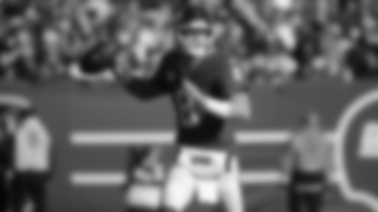 New York Giants quarterback Daniel Jones looks to throw during the first half of an NFL football against the Washington Commanders, Sunday, Dec. 4, 2022, in East Rutherford, N.J. (AP Photo/John Munson)