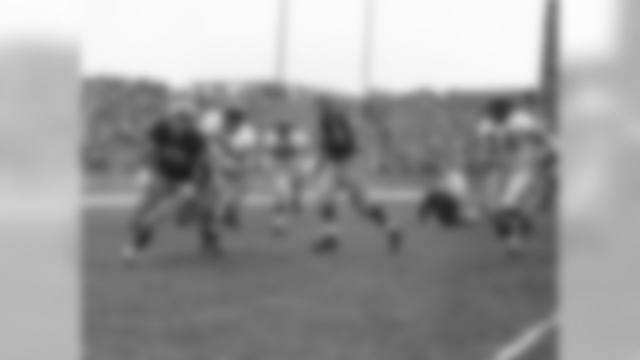 Green Bay Packers halfback Don McIlhenny (42) rushes the ball as he is pursued by New York Giants defensive end John Martinkovic (83) during an NFL game Nov. 3, 1957, Green Bay, Wisc. (Vernon J. Biever via AP)