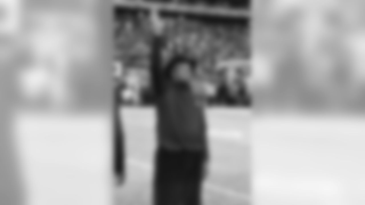 Larry Mallory waves to the crowd during halftime of the Giants-Colts game. Mallory played defensive back from 1976 to 1978.