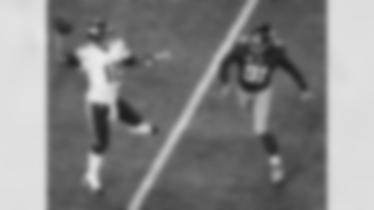 DEFENSIVE LINE - GRADE: B+They did a really good job. Forget about the sack Justin Tuck had, and they just had pressure up the middle. Shaun Rogers did a great job. Cullen Jenkins, Linval Joseph, and Mike Patterson all did a great job of getting that inside push on the guards.