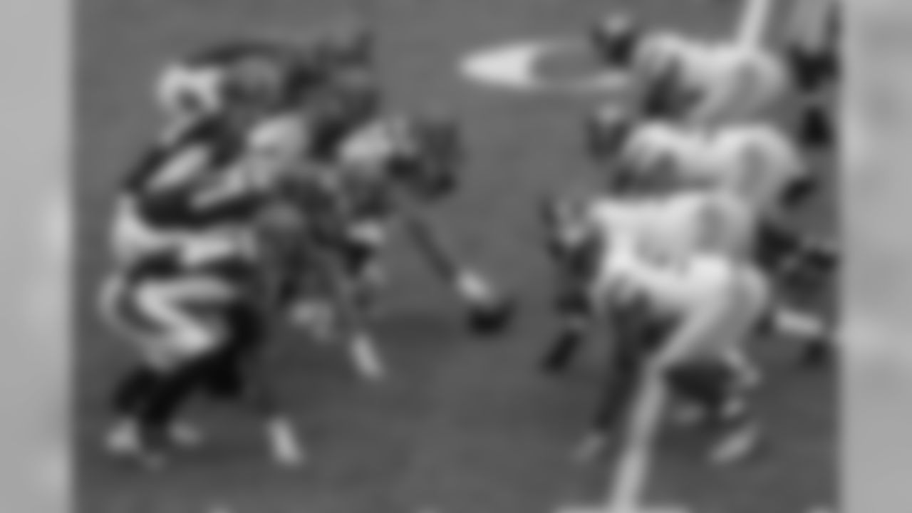 The Cincinnati Bengals, left, line up against the New York Giants in the first half of an NFL football game