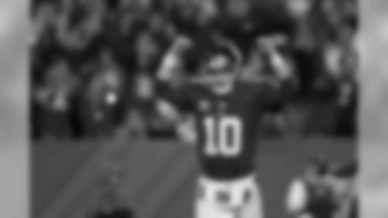 New York Giants quarterback Eli Manning (10) celebrates after throwing a touchdown pass during an NFL football game against the Cincinnati Bengals on Monday, Nov. 14, 2016 in East Rutherford, N.J. New York 21-20. (Aaron M. Sprecher via AP)