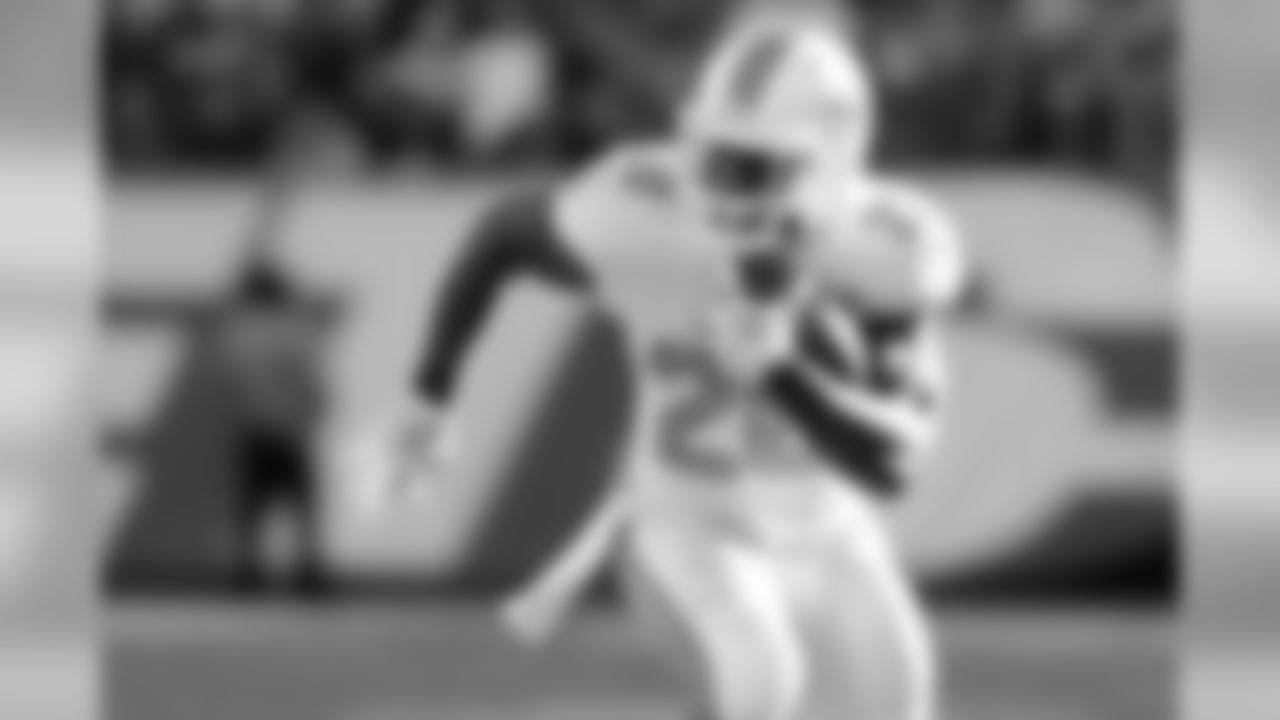 LB LAMAR MILLER