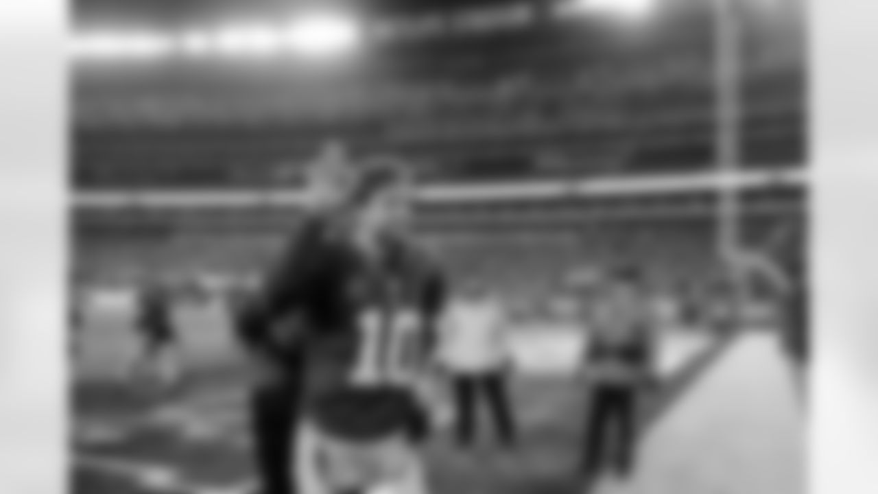 New York Giants quarterback Eli Manning (10) waves to fans after an NFL football game against the Green Bay Packers