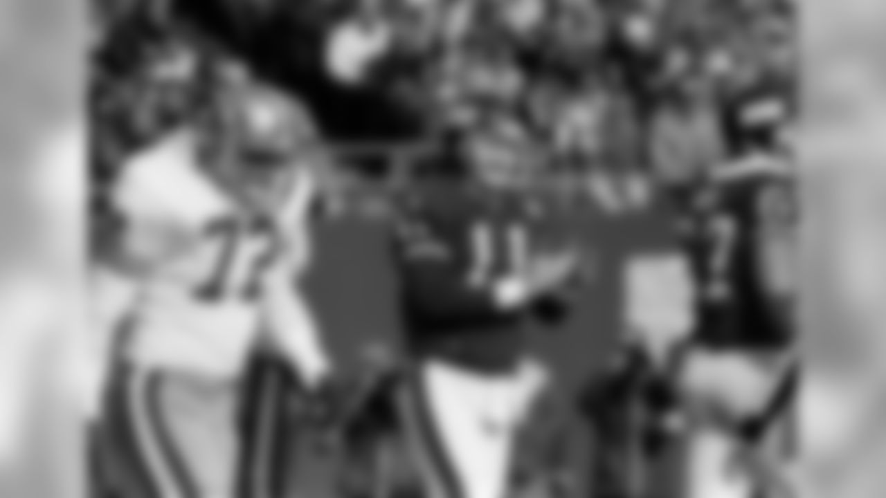New York Giants quarterback Phil Simms (11) reacts to a play during first half NFL playoff action against the San Francisco 49ers at Giants Stadium in East Rutherford, N.J., Jan. 5, 1987. (AP Photo/Bill Kostroun)