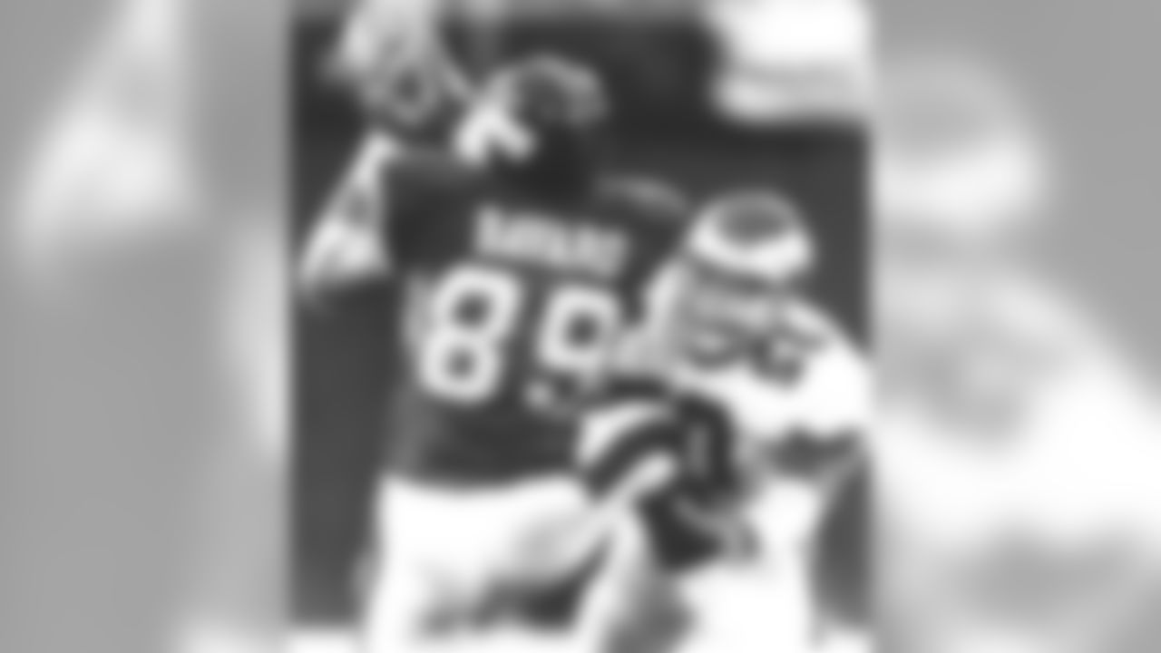 New York Giants Mark Bavaro (89) is hit by Philadelphia Eagles Garry Cobb (50) as he attempts to catch a pass from quarterback Phil Simms during first quarter action in Philadelphia, Pa., Nov. 9, 1986. Bavaro dropped the ball and the pass was ruled incomplete. (AP Photo/Charles Krupa)
