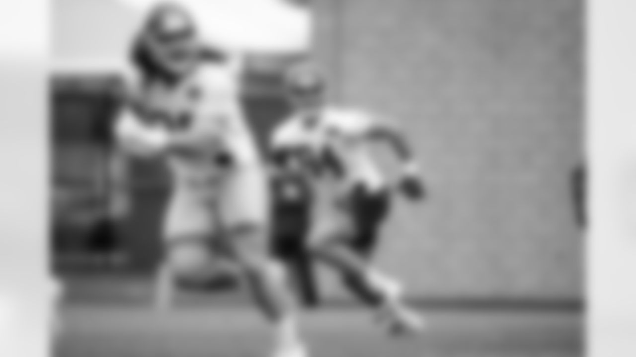 LB Elerson Smith (94)