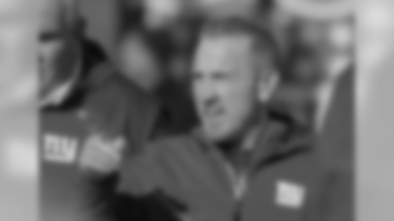 New York Giants interim coach Steve Spagnuolo gestures before an NFL football game against the Dallas Cowboys, Sunday, Dec. 10, 2017, in East Rutherford, N.J. (AP Photo/Bill Kostroun)