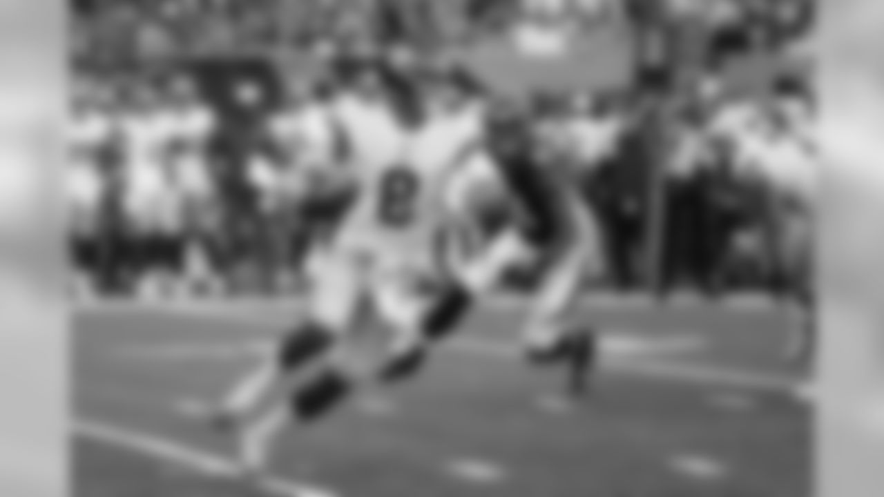 New York Giants quarterback Daniel Jones looks to pass on the run during the first half of the team's NFL preseason football game against the Cincinnati Bengals, Thursday, Aug. 22, 2019, in Cincinnati. (AP Photo/Frank Victores)