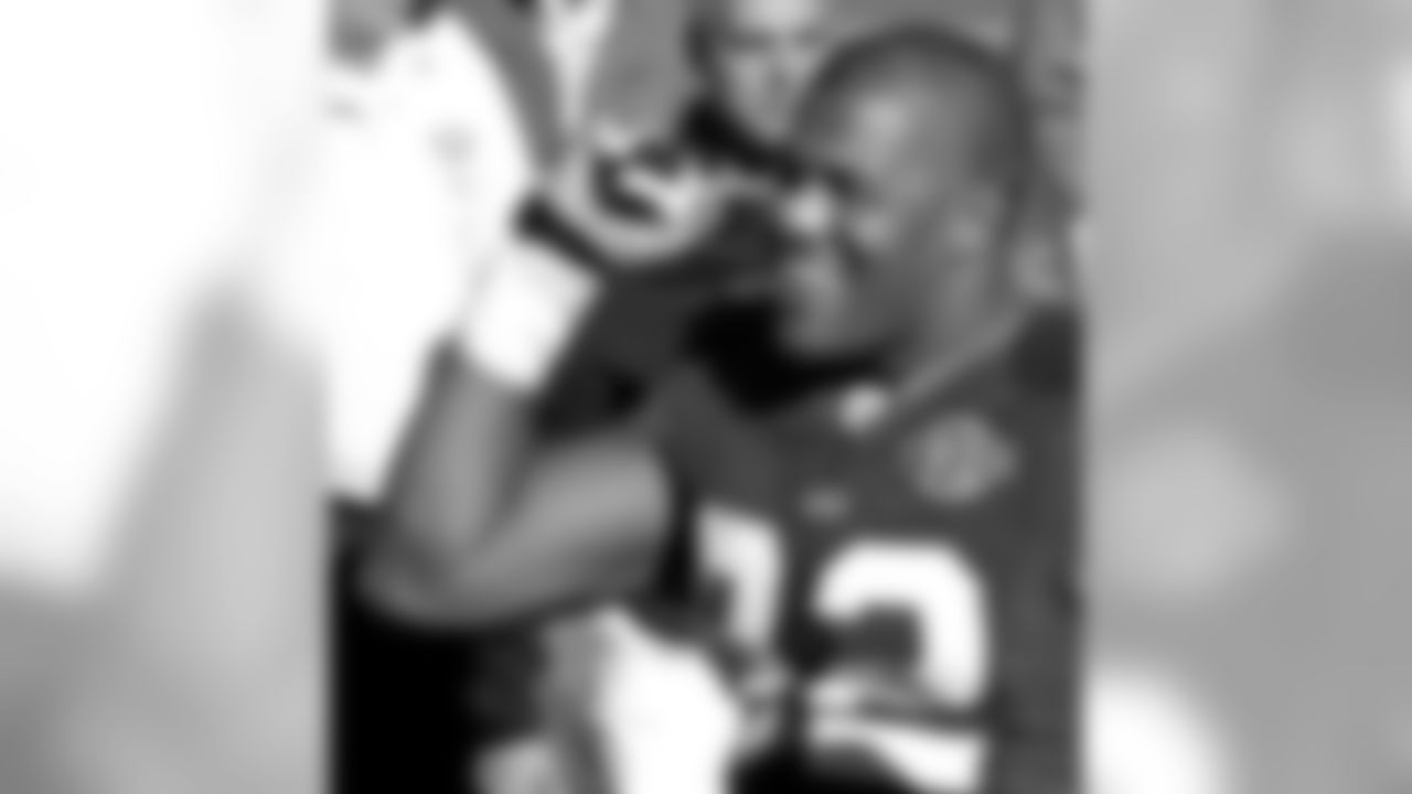 New York Giants defensive end Michael Strahan celebrates as he leaves the field after the Giants beat the Washington Redskins, 20-14, Sunday, Sept. 19, 2004 at Giants Stadium in East Rutherford. (AP Photo/Bill Kostroun)