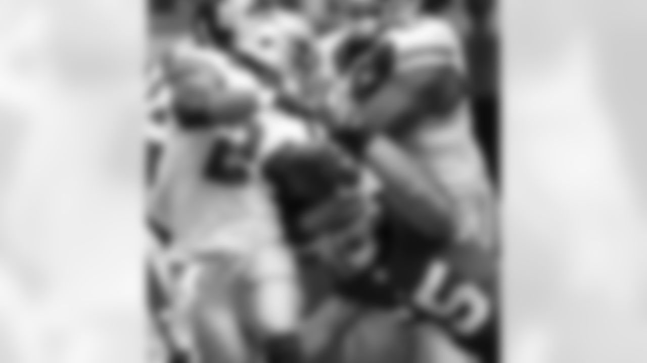 New York Giants linebacker Kawika Mitchell (55) grabs the facemask of Dallas Cowboys running back Marion Barber (24) in the first quarter of an NFC divisional playoff football game, Sunday, Jan. 13, 2008, in Irving, Texas. (AP Photo/David J. Phillip)