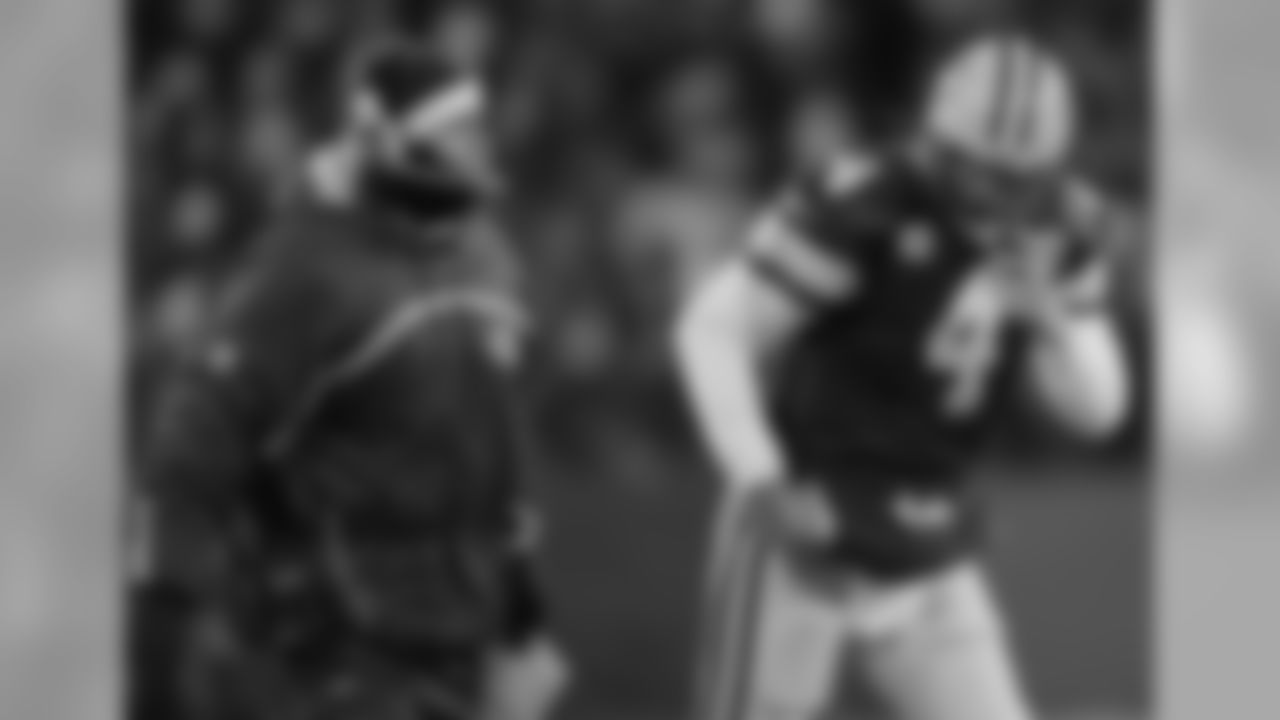 Green Bay Packers head coach Mike McCarthy, left, talks to quarterback Brett Favre (4) during the NFC Championship football game against the New York Giants Sunday, Jan. 20, 2008, in Green Bay, Wis. (AP Photo/David J. Phillip)