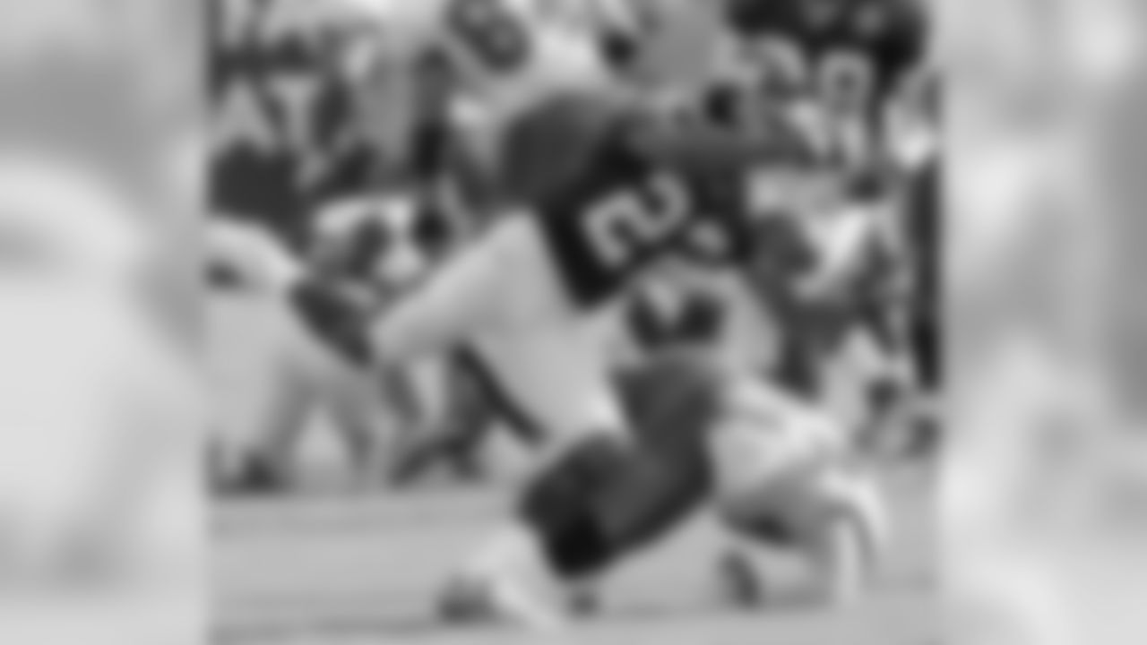 New York Giants cornerback Phillippi Sparks (22) can't hang onto a pass intended for Tampa Bay Buccaneers wide receiver Bert Emanuel (87) during the second quarter Sunday afternoon, Sept. 12, 1999, at Raymond James Stadium in Tampa, Fla. (AP Photo/Chris O'Meara)