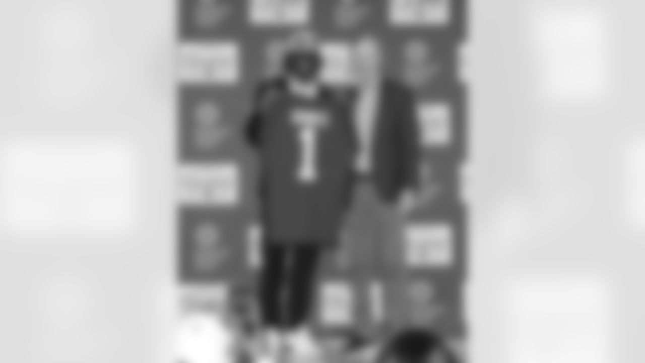 New York Giants defensive back Deonte Banks poses for a photo with CEO John Mara on Friday April 28, 2022 at the Quest Diagnostics Training Center in East Rutherford, NJ (Evan Pinkus/New York Giants)