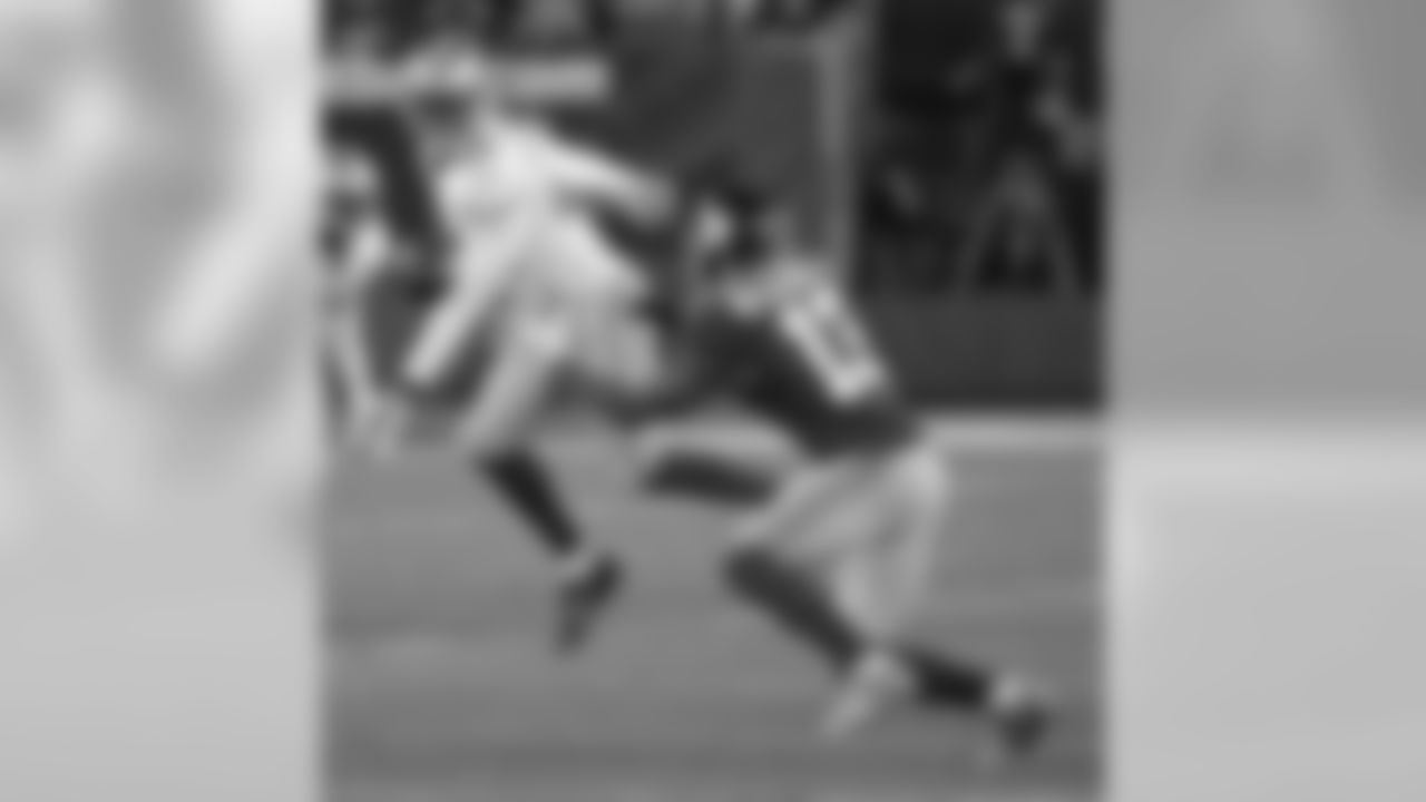 WR ODELL BECKHAM JR.
Odell Beckham Jr. led all players with seven receptions for 121 yards and a touchdown, the ninth 100-yard performance of the reigning AP Offensive Rookie of the Year's career. Beckham also drew a late passing interference penalty to set up the game-winning score.