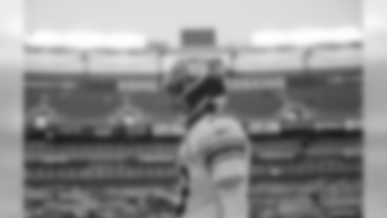 New York Giants quarterback Eli Manning (10) warms up before an NFL football game against the Washington Redskins, Sunday, Dec. 9, 2018, in Landover, Md. (AP Photo/Patrick Semansky)