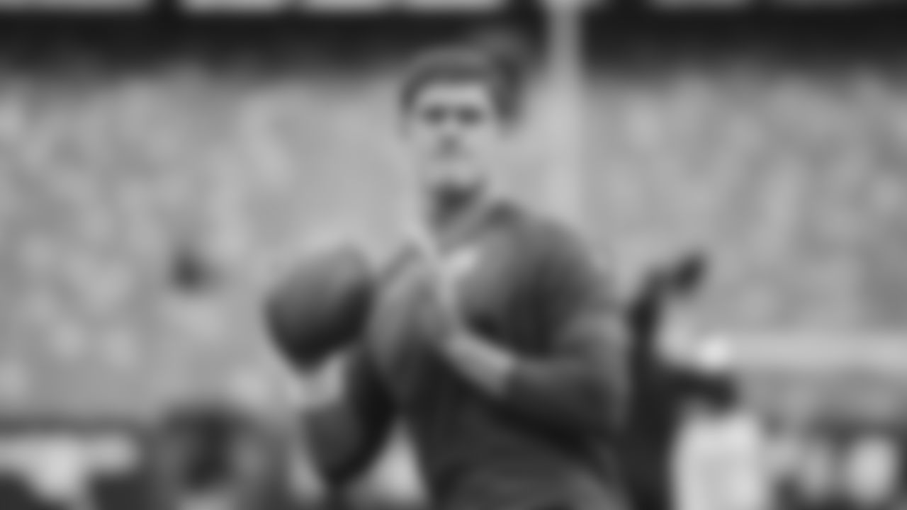 DANIEL-JONES-WARMUPS