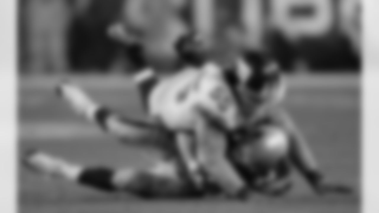 2007: LB KAWIKA MITCHELL
