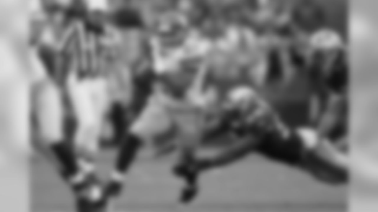 New York Giants running back Tiki Barber (21) heads downfield during an NFL game against the San Francisco 49ers, Nov. 6, 2005 in San Francisco. (AP Photo/Greg Trott)