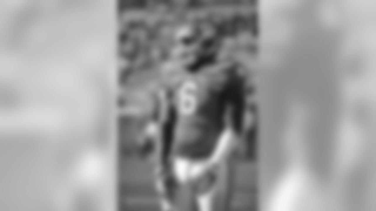 DE Tavaris Barnes, Clemson