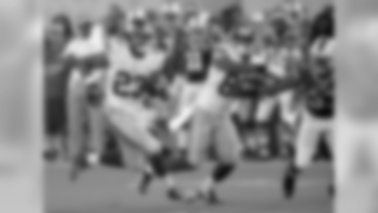 RB Rashad JenningsJennings was signed this offseason to be the bell cow of the Giants' backfield, and he showed he's ready for the workload on Sunday night, carrying the ball seven times for 23 yards in addition to three catches for 20 yards before the starters came out. Jennings and Williams could make quite a one-two punch.