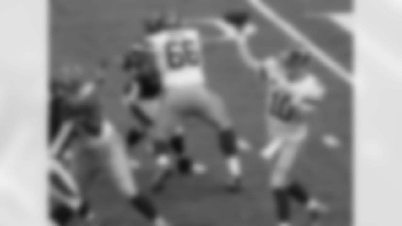New York Giants quarterback Eli Manning (10) passes against the Cincinnati Bengals in the first half of an NFL football game