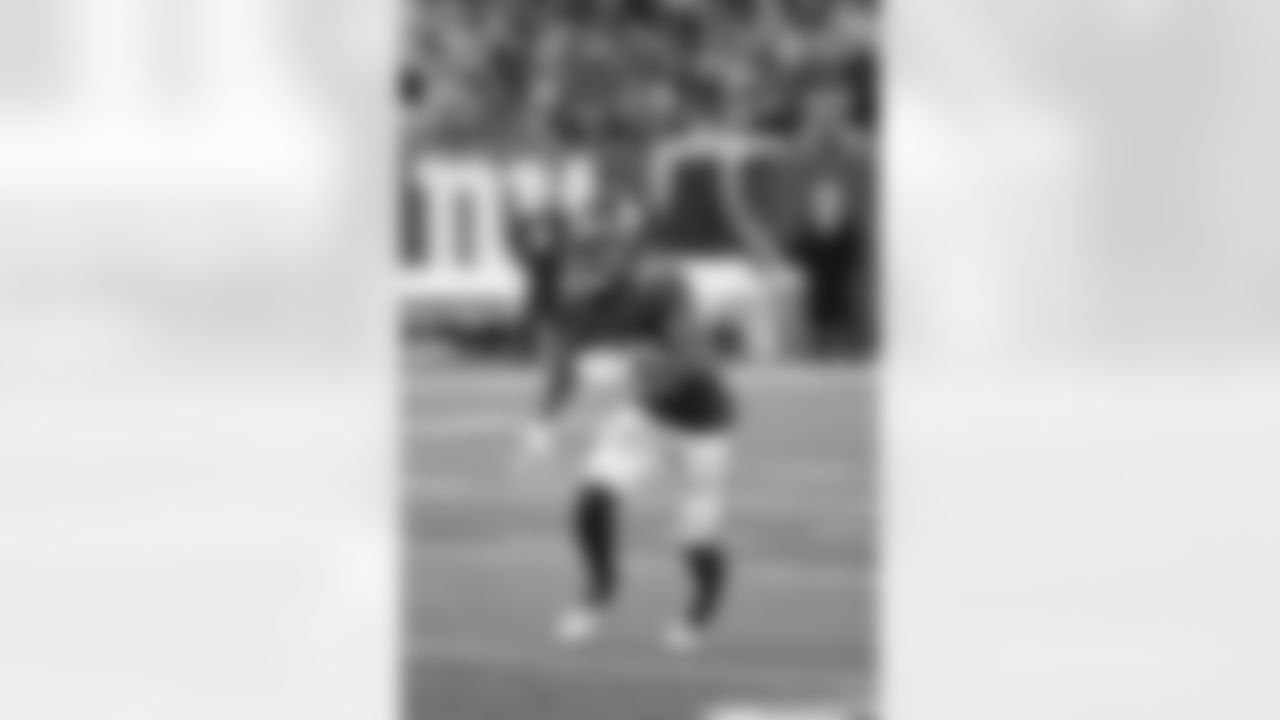 New York Giants cornerback Julian Love (20) during a week 15 football game against the Dallas Cowboys on Sunday December 19th, 2021 in East Rutherford, New Jersey