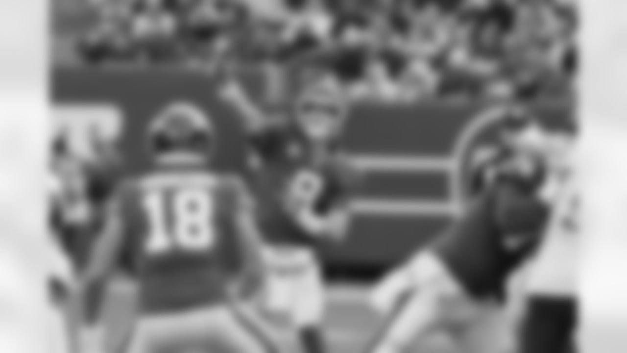 New York Giants quarterback Daniel Jones (8)