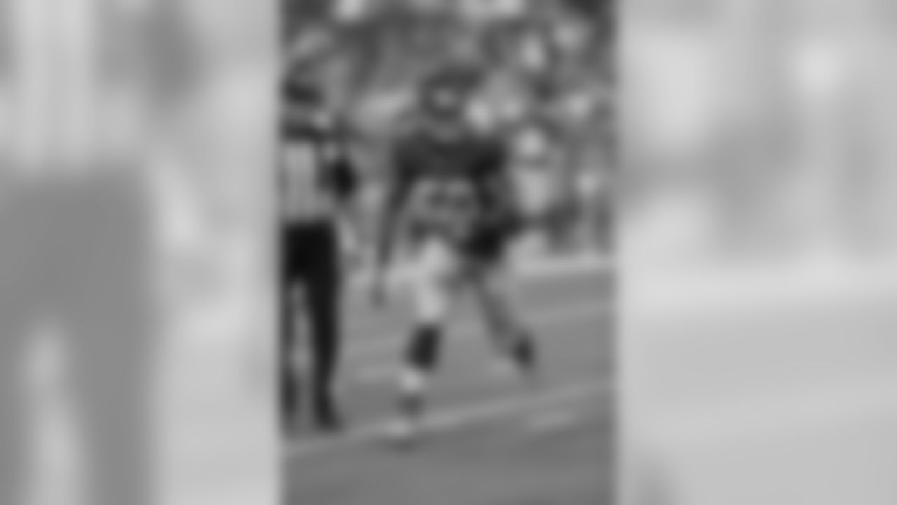 LB Devon Kennard
In addition to Mark Herzlich and Spencer Paysinger, the rookie Kennard will be used in the linebacker rotation to compensate for Jacquian Williams, who is out with a concussion. After allowing 350 rushing yards to quarterback Russell Wilson and the Seattle Seahawks last week, the Giants' entire front seven will have to be on their game against a similar threat in Colin Kaepernick and the San Francisco 49ers. "I feel comfortable," Kennard said. "I am excited for the opportunity and it is something I have been working towards all camp and everything and all this season so far. I feel ready for the opportunity."