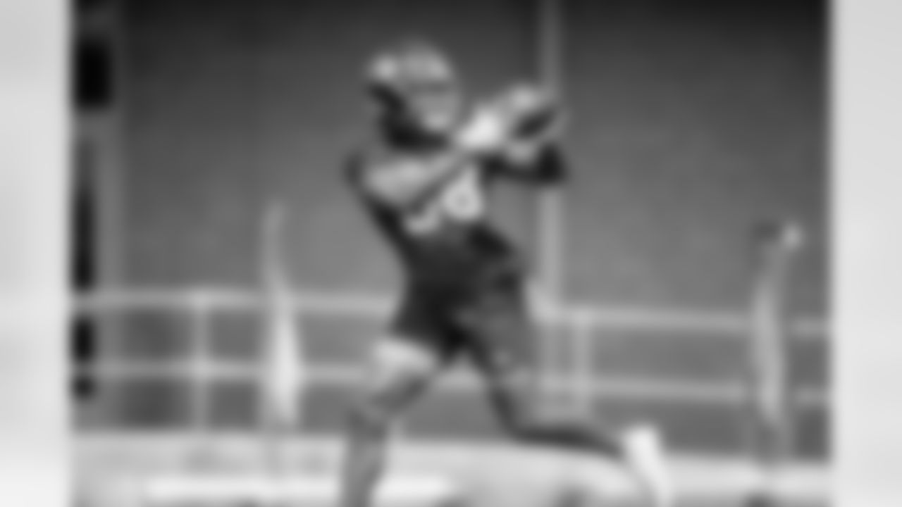 TE Jordan Akins (88)