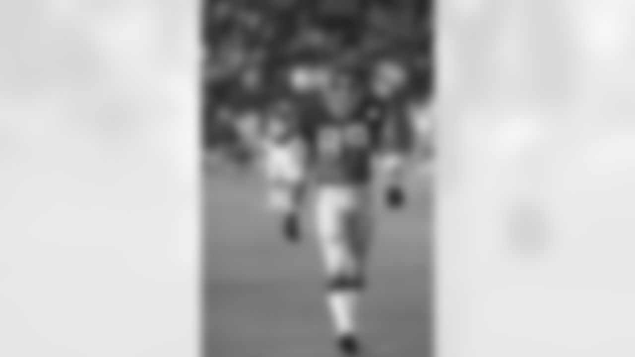 New York Giants tight end Mark Bavaro (89) walks the field before a NFC Division Playoff Game against the San Francisco 49ers in East Rutherford, NJ, Jan. 4, 1987. The Giants defeated the 49ers 49-3. (Paul Spinelli via AP)