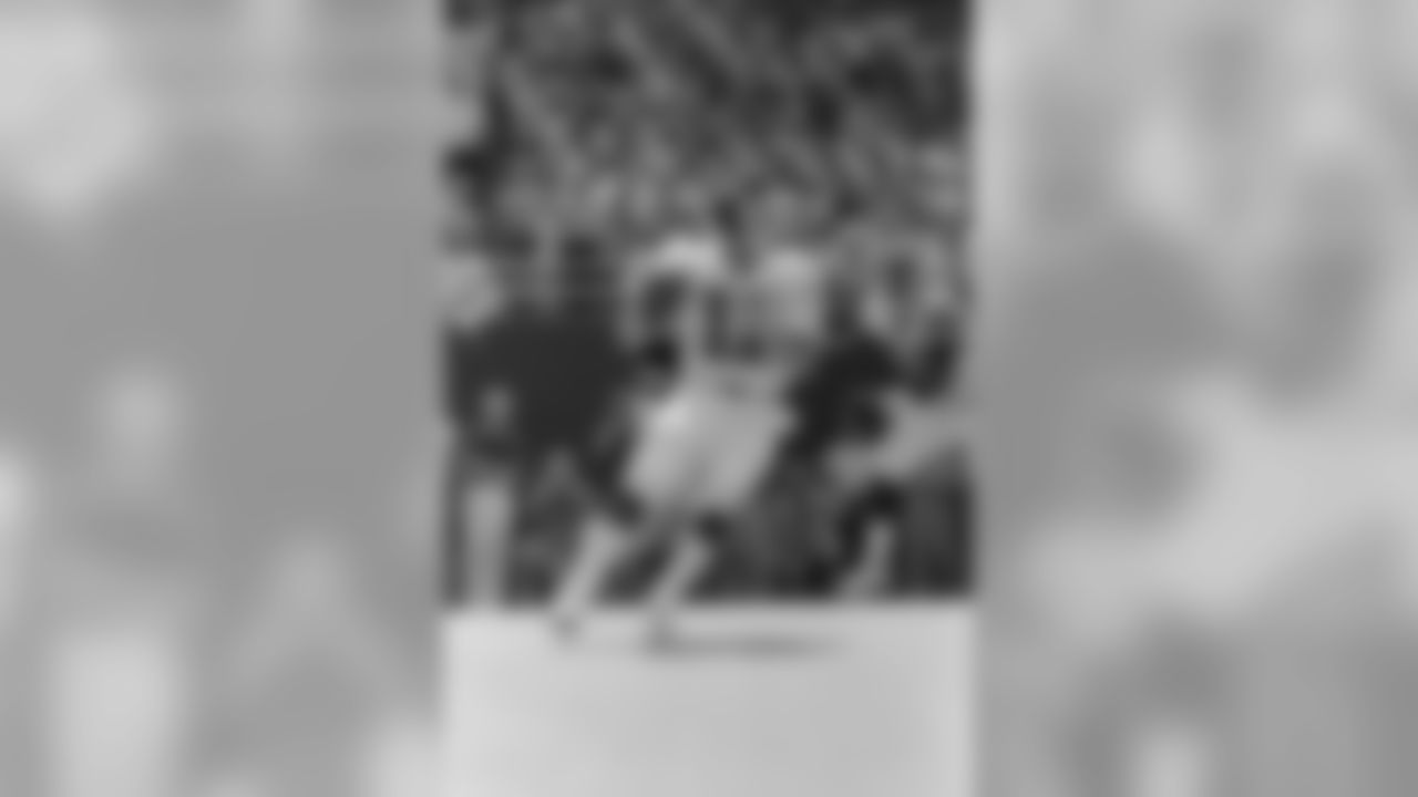 3) Phil Simms (1984) - 4,044 YDS
