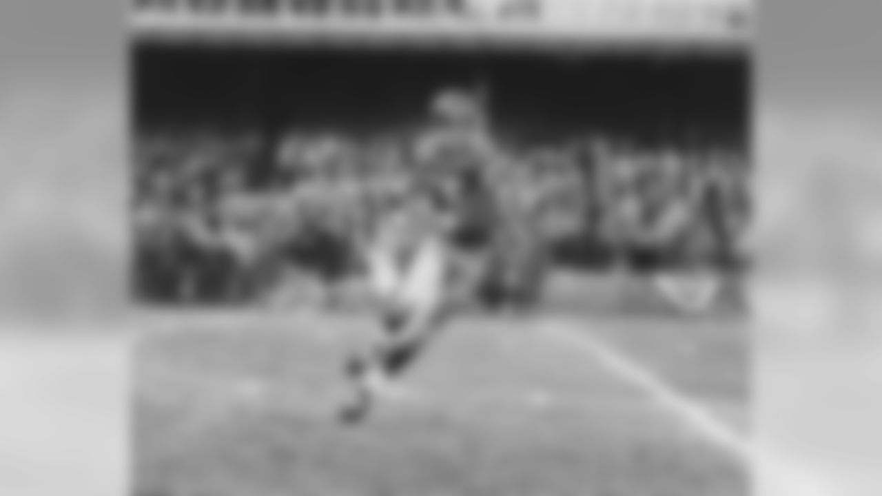 Del Shofner of the New York Giants makes a catch against the Green Bay Packers in a 16-7 loss in the 1962 NFL Championship on December 30, 1962 at Yankee Stadium in New York, New York. (AP Photo/Vernon Biever)