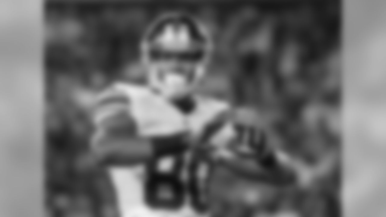 WR Victor Cruz
