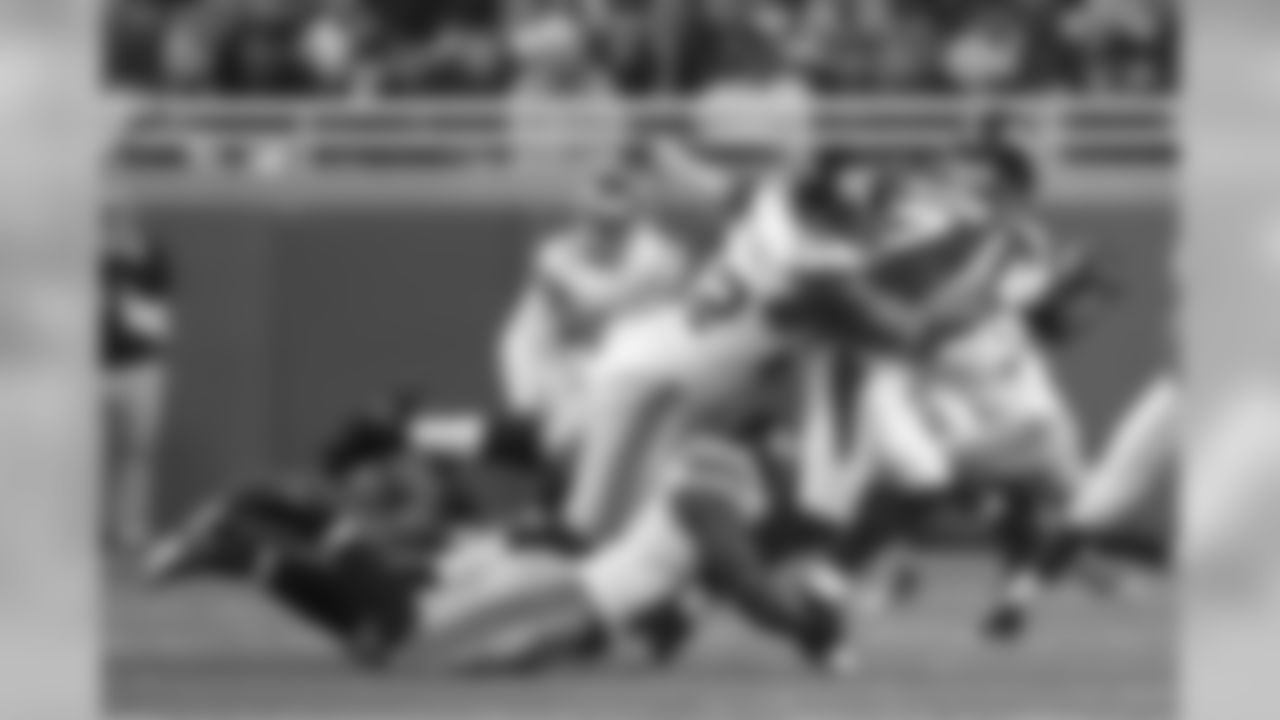 Osi Umenyiora and DE Justin Tuck sack QB Tavaris Jackson